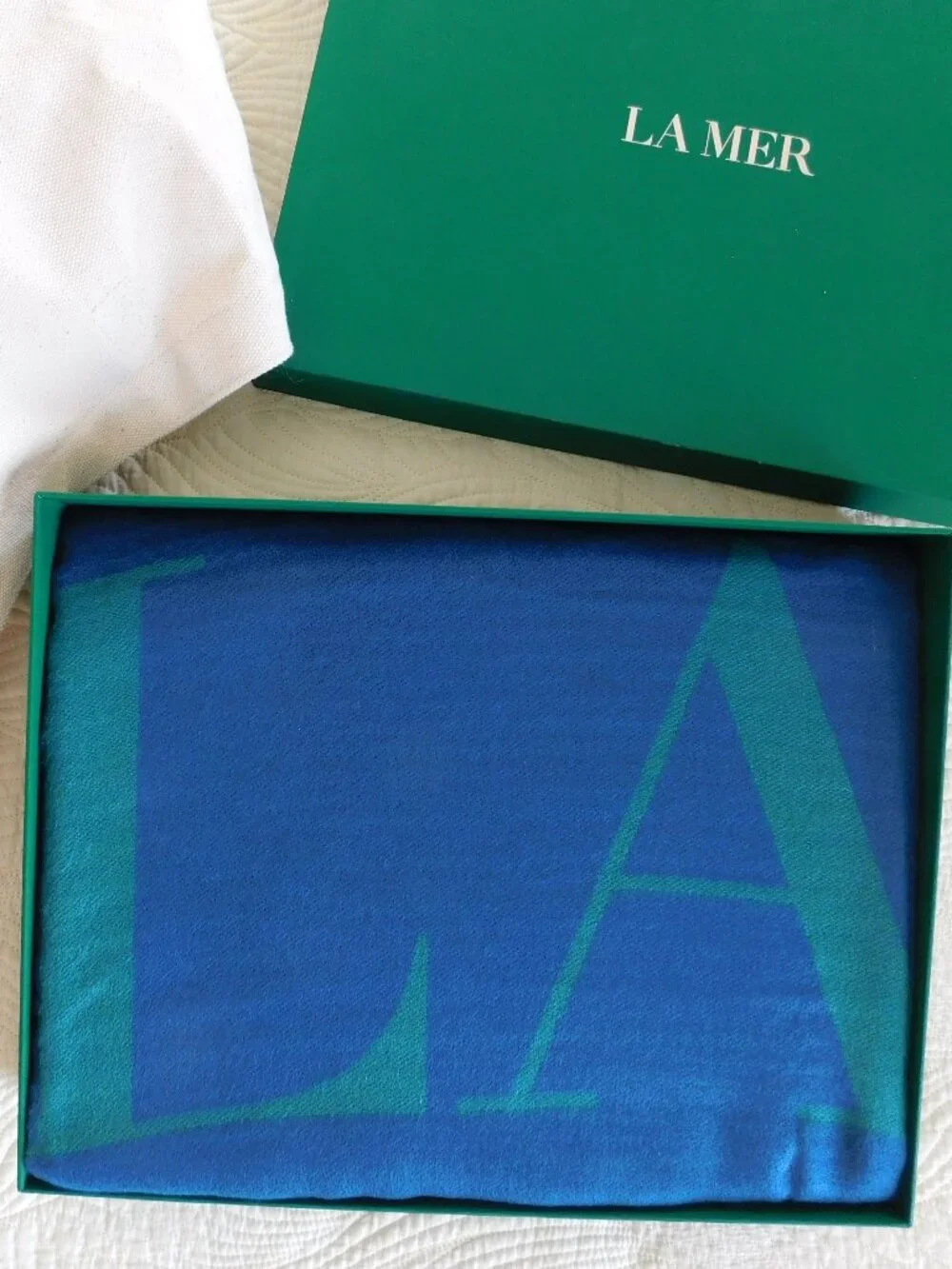 NIB La Mer luxurious gift set green blue soft pashmina blanket & shopper tote